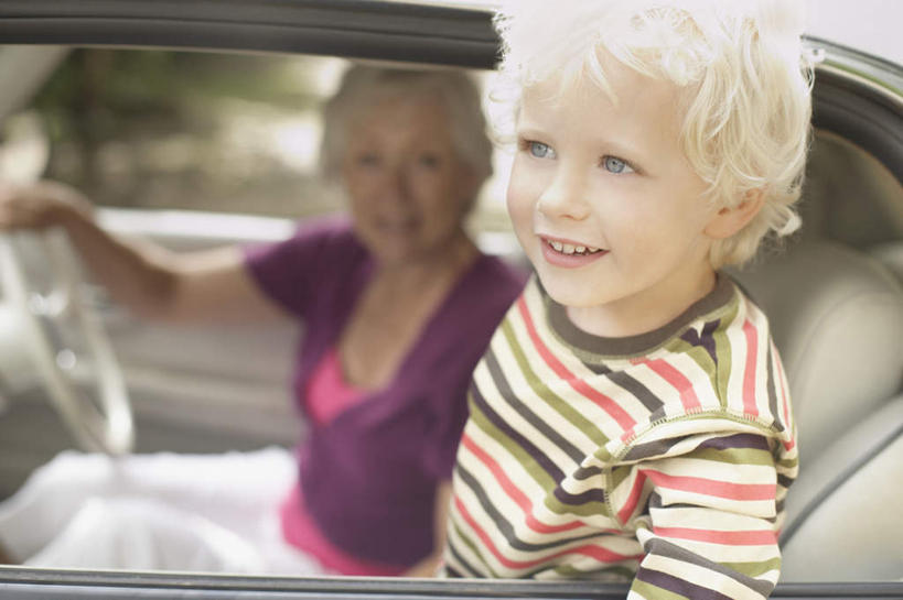 西方人,儿童,老年人,两个人,家庭,祖母,坐,笑,微笑,露齿笑,横图,室外,白天,侧面,纯洁,机器,仪器,窗户,汽车,欧洲,欧洲人,服装,朦胧,模糊,注视,休闲装,设备,玻璃窗,车,小孩,衣服,车窗,方向盘,交通工具,轿车,观察,驾驶,看,行驶,休闲,温暖,温馨,一家人,休闲服,可爱,童年,童趣,服饰,奶奶,观看,祖孙,和睦,控制,察看,关注,载具,童真,烂漫,无邪,外婆,外祖母,外孙,外孙子,天真,老年女性,男孩,女人,女性,白种人,孩子,孙子,坐着,半身,彩图,融洽,男生