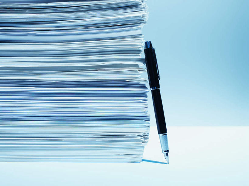 无人,横图,室内,特写,白天,正面,桌面,桌子,静物,一排,许多,阴影,蓝色背景,整齐,反射,木制,笔,材料,档案,文件,影子,纸,办公用品,水笔,文具,排列,木制品,手稿,学习用品,资料,靠,靠着,摄影,影棚,堆,文具用品,证明,一支,队列,文档,彩图,影棚拍摄,拍摄