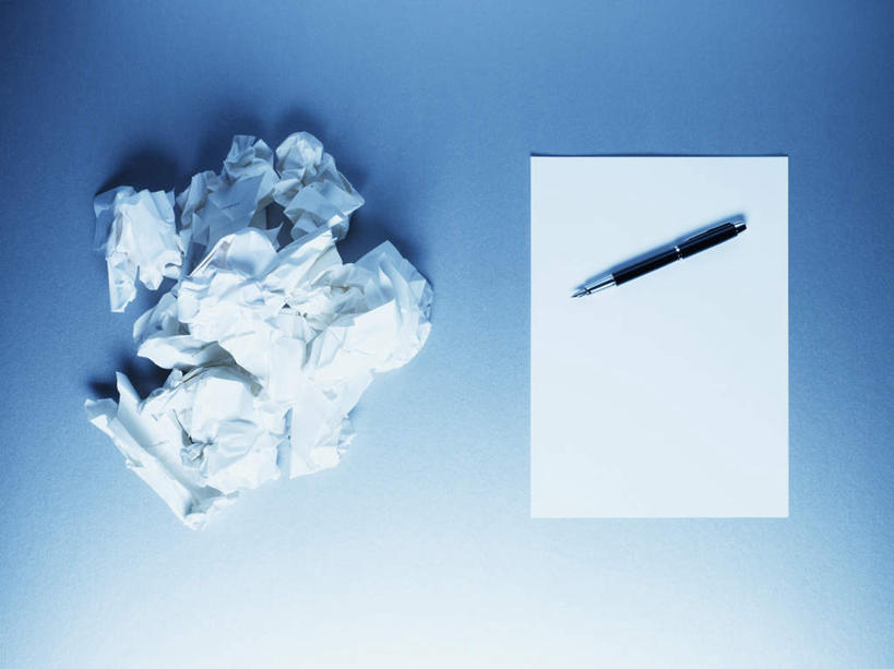 无人,横图,俯视,室内,特写,白天,桌面,桌子,静物,一堆,许多,阴影,堆叠,堆积,蓝色背景,反射,木制,笔,材料,档案,文件,影子,纸,办公用品,水笔,文具,木制品,手稿,学习用品,资料,摄影,影棚,堆,文具用品,证明,一支,文档,彩图,高角度拍摄,影棚拍摄,拍摄