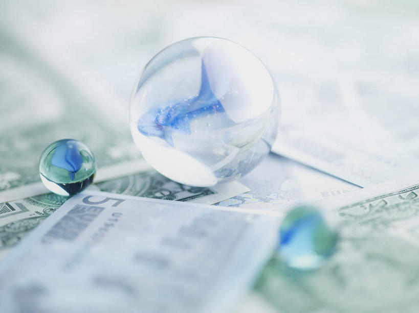 无人,横图,俯视,室内,特写,白天,钱,美元,仪器,海洋,桌面,桌子,静物,地图,一堆,许多,阴影,堆叠,堆积,朦胧,模糊,反射,网格,木制,地球仪,钱币,线条,影子,世界地图,地球,陆地,美金,全球,球,经纬线,模型,木制品,球体,钞票,金融,纸币,摄影,地理,国家,影棚,经济,堆,大陆,世界,美圆,纬线,版图,流通,纸钞,经线,贸易,经纬仪,地理学,货币,现金,彩图,高角度拍摄,影棚拍摄,拍摄,大洋,大洲