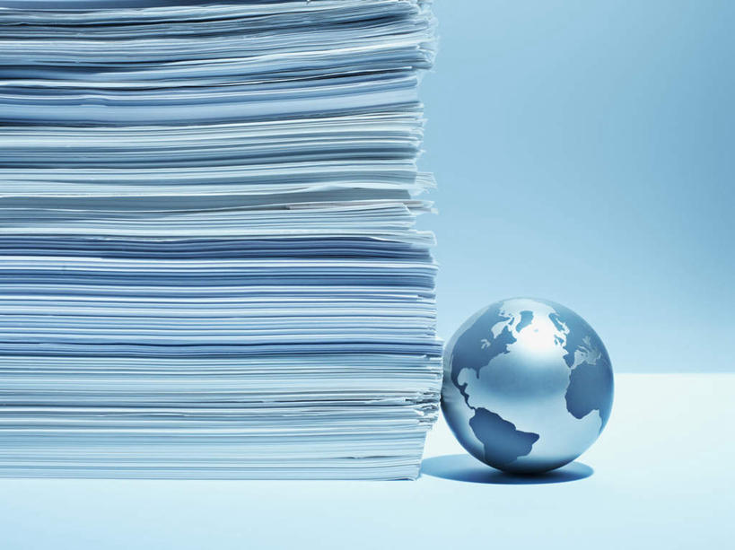 无人,横图,俯视,室内,特写,白天,仪器,海洋,桌面,桌子,静物,地图,一排,许多,阴影,蓝色背景,整齐,反射,网格,木制,材料,档案,地球仪,文件,线条,影子,纸,世界地图,地球,陆地,全球,球,排列,一个,经纬线,模型,木制品,手稿,资料,球体,摄影,地理,国家,影棚,单个,堆,证明,大陆,世界,队列,文档,纬线,版图,经线,经纬仪,地理学,彩图,高角度拍摄,影棚拍摄,拍摄,大洋,大洲