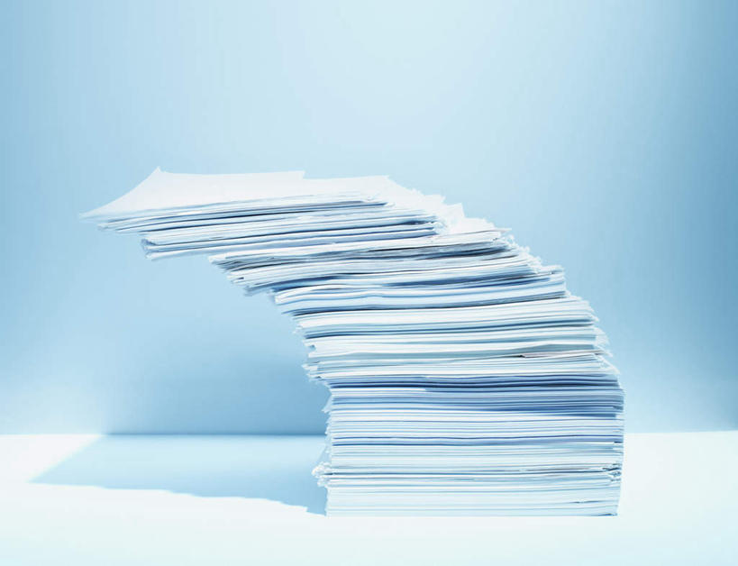 无人,横图,俯视,室内,特写,白天,桌面,桌子,静物,一排,阴影,蓝色背景,整齐,反射,木制,材料,档案,文件,影子,纸,排列,木制品,手稿,资料,摄影,影棚,堆,证明,队列,文档,彩图,高角度拍摄,影棚拍摄,拍摄