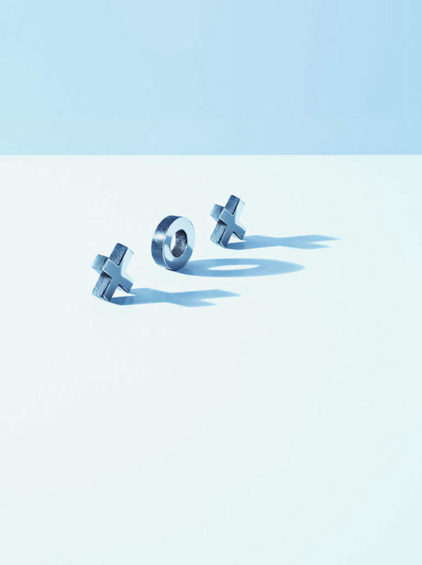 无人,竖图,俯视,室内,特写,白天,桌面,桌子,静物,一排,阴影,蓝色背景,整齐,反射,木制,英文,标志,文字,影子,字符,字母,标识,排列,三个,木制品,摄影,影棚,英文字母,队列,彩图,高角度拍摄,影棚拍摄,拍摄