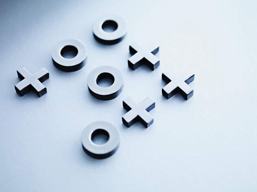 无人,横图,俯视,室内,特写,白天,桌面,桌子,静物,一排,阴影,蓝色背景,整齐,并列,并排,反射,木制,英文,标志,符号,文字,影子,字符,字母,标识,排列,木制品,摄影,影棚,英文字母,队列,平行,彩图,高角度拍摄,影棚拍摄,拍摄