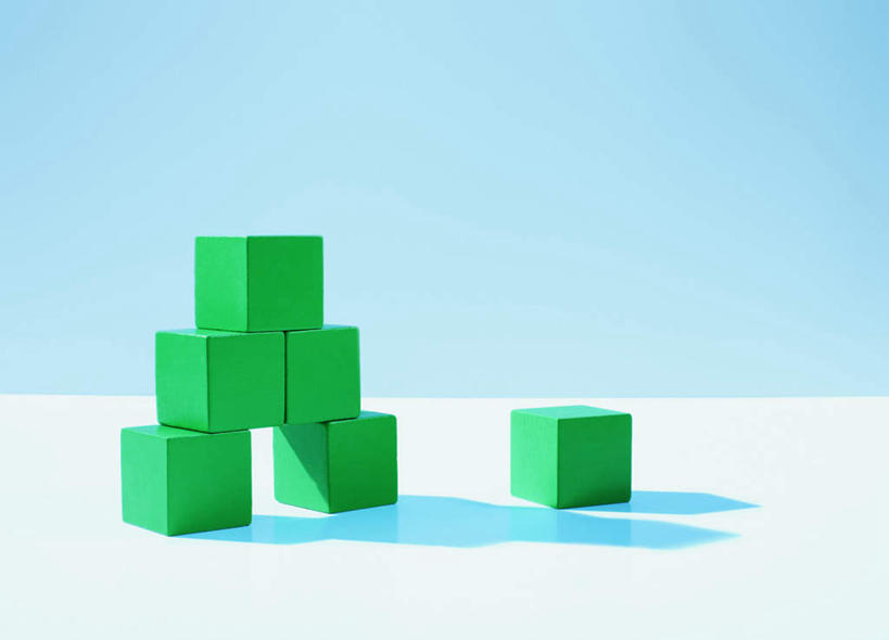 无人,横图,俯视,室内,特写,白天,桌面,桌子,静物,一堆,阴影,堆叠,堆积,蓝色背景,反射,木制,方块,三角形,图形,影子,几何,绿色,木制品,摄影,影棚,堆,数学,彩图,高角度拍摄,影棚拍摄,拍摄,几何图形