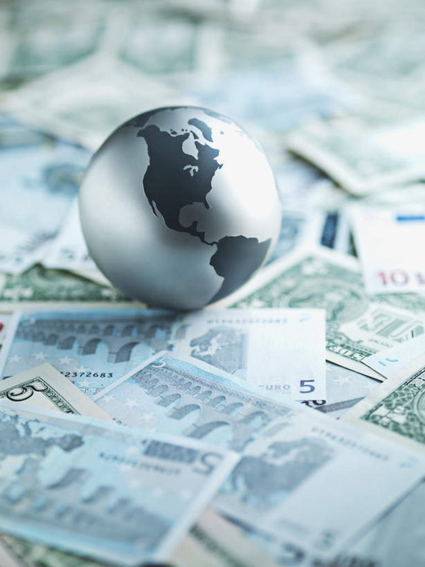 无人,竖图,俯视,室内,特写,白天,钱,美元,仪器,海洋,桌面,桌子,静物,地图,阴影,朦胧,模糊,反射,网格,木制,地球仪,钱币,线条,影子,世界地图,地球,陆地,美金,全球,球,一个,经纬线,模型,木制品,球体,钞票,金融,纸币,摄影,地理,国家,影棚,经济,单个,大陆,世界,美圆,纬线,版图,流通,纸钞,经线,贸易,经纬仪,地理学,货币,现金,彩图,高角度拍摄,影棚拍摄,拍摄,大洋,大洲