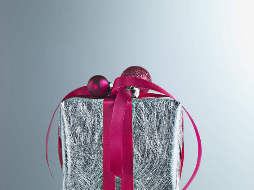 无人,横图,室内,特写,白天,正面,静物,礼盒,礼物,圣诞节,灰色背景,节日,庆祝,装饰,包装,包装纸,丝绸,丝带,纸,纸盒,缎带,纸张,文化,绸带,盒子,一个,包装盒,礼品盒,庆典,摄影,礼品,影棚,单个,纪念,华丽,修饰,点缀,包装材料,牛皮纸,衬托,美观,雅致,雅观,彩图,影棚拍摄,拍摄