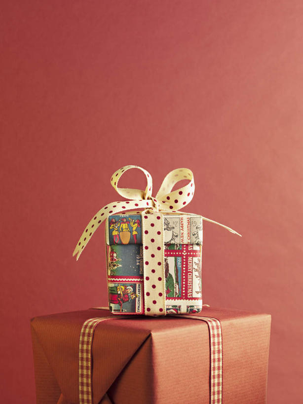 无人,竖图,俯视,室内,特写,白天,桌面,桌子,静物,礼盒,礼物,圣诞节,阴影,红色背景,节日,庆祝,装饰,反射,木制,包装,包装纸,丝绸,丝带,影子,纸,纸盒,缎带,纸张,文化,绸带,盒子,包装盒,木制品,礼品盒,庆典,摄影,礼品,影棚,纪念,华丽,修饰,点缀,包装材料,牛皮纸,衬托,美观,雅致,雅观,彩图,高角度拍摄,影棚拍摄,拍摄