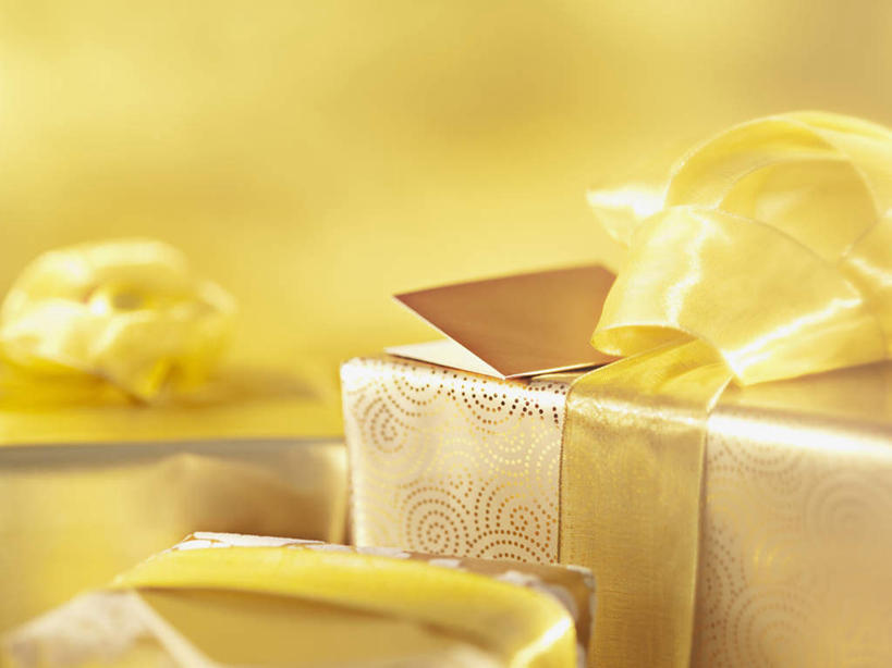 无人,横图,俯视,室内,特写,白天,桌面,桌子,静物,礼盒,礼物,圣诞节,阴影,黄色背景,节日,朦胧,模糊,庆祝,装饰,反射,木制,包装,包装纸,丝绸,丝带,影子,纸,纸盒,缎带,纸张,文化,绸带,盒子,包装盒,木制品,礼品盒,庆典,摄影,礼品,影棚,纪念,华丽,修饰,点缀,包装材料,牛皮纸,衬托,美观,雅致,雅观,彩图,高角度拍摄,影棚拍摄,拍摄