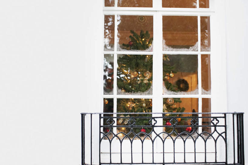 无人,家,栏杆,露台,横图,室外,白天,仰视,植物,窗户,阳台,圣诞节,吊挂,悬挂,节日,庆祝,装饰,挂饰,房屋,屋子,围栏,圣诞树,圣诞球,挂,文化,护栏,楼房,玻璃窗,住宅,球,树,树木,绿色,自然,庆典,球体,生长,成长,纪念,华丽,修饰,点缀,衬托,美观,雅致,雅观,彩图,低角度拍摄,房子,露天阳台