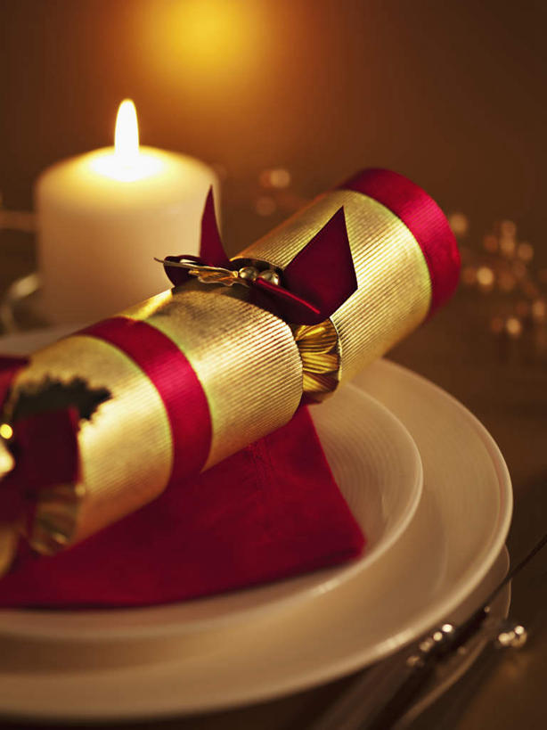 无人,竖图,俯视,室内,特写,白天,桌面,桌子,静物,鞭炮,餐具,蜡烛,圣诞节,阴影,节日,朦胧,模糊,庆祝,装饰,反射,光线,木制,碟子,火焰,盘,丝绸,丝带,影子,烛光,缎带,燃烧,文化,绸带,盘子,木制品,碟,点燃,庆典,摄影,影棚,纪念,华丽,修饰,点缀,衬托,美观,雅致,雅观,爆竿,爆仗,爆竹,鞭爆,炮仗,彩图,高角度拍摄,影棚拍摄,拍摄