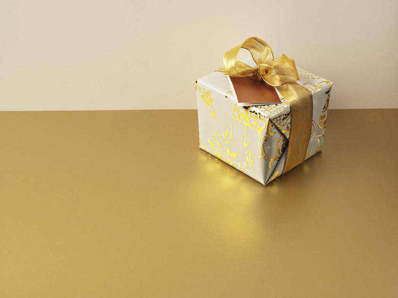 无人,横图,俯视,室内,特写,白天,桌面,桌子,静物,礼盒,礼物,圣诞节,阴影,节日,庆祝,装饰,反射,木制,包装,包装纸,丝绸,丝带,影子,纸,纸盒,缎带,纸张,文化,绸带,盒子,一个,包装盒,木制品,礼品盒,庆典,摄影,礼品,影棚,单个,纪念,华丽,修饰,点缀,包装材料,牛皮纸,衬托,美观,雅致,雅观,彩图,高角度拍摄,影棚拍摄,拍摄