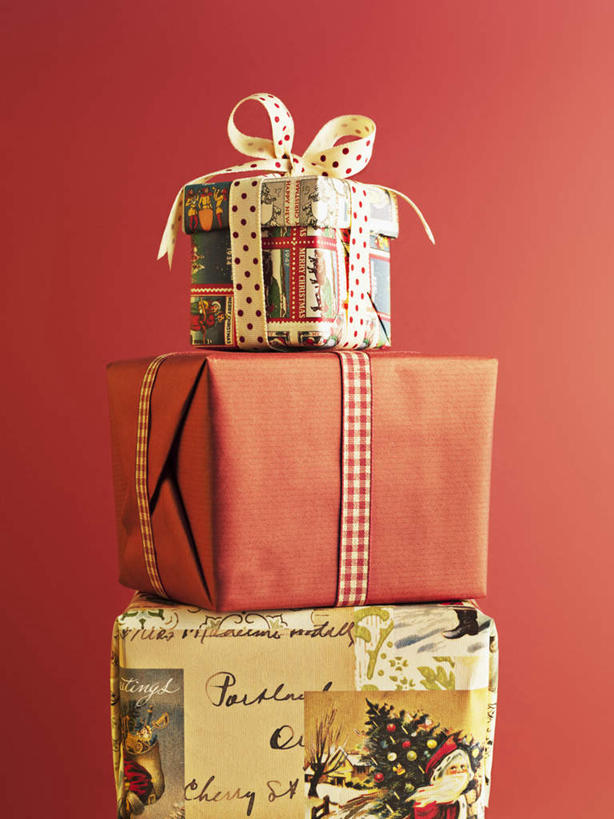 无人,竖图,室内,特写,白天,正面,静物,礼盒,礼物,圣诞节,一排,红色背景,节日,庆祝,整齐,装饰,包装,包装纸,丝绸,丝带,纸,纸盒,缎带,纸张,文化,绸带,盒子,排列,三个,包装盒,礼品盒,庆典,摄影,礼品,影棚,纪念,堆,华丽,修饰,点缀,包装材料,牛皮纸,队列,衬托,美观,雅致,雅观,彩图,影棚拍摄,拍摄