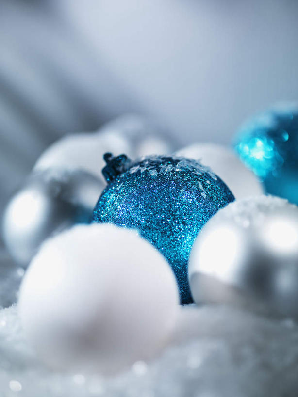 无人,竖图,俯视,室内,特写,白天,雪,大雪,桌面,桌子,静物,圣诞节,阴影,节日,朦胧,模糊,庆祝,装饰,反射,木制,挂饰,影子,积雪,雪景,冬季,冬天,圣诞球,文化,球,蓝色,白色,木制品,庆典,球体,寒冷,摄影,影棚,纪念,华丽,修饰,点缀,衬托,美观,雅致,雅观,严寒,彩图,高角度拍摄,影棚拍摄,拍摄