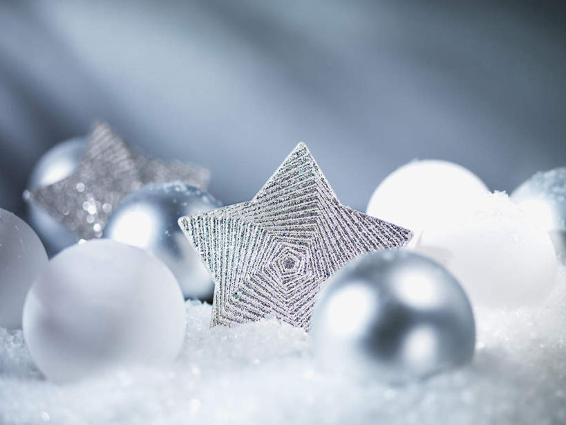 无人,横图,俯视,室内,特写,白天,纯洁,桌面,桌子,静物,圣诞节,阴影,灰色背景,节日,朦胧,模糊,庆祝,装饰,反射,木制,挂饰,影子,星星,银色,圣诞球,文化,球,白色,木制品,庆典,球体,星形,摄影,信仰,影棚,纪念,华丽,修饰,点缀,高贵,五角形,衬托,美观,雅致,雅观,五角星,彩图,高角度拍摄,影棚拍摄,拍摄