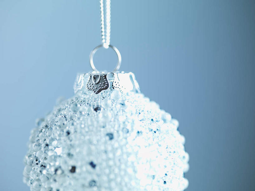 无人,横图,室内,特写,白天,正面,静物,圣诞节,吊挂,悬挂,蓝色背景,节日,庆祝,装饰,挂饰,圣诞球,挂,文化,球,一个,白色,庆典,球体,摄影,影棚,单个,纪念,华丽,修饰,点缀,衬托,美观,雅致,雅观,彩图,影棚拍摄,拍摄