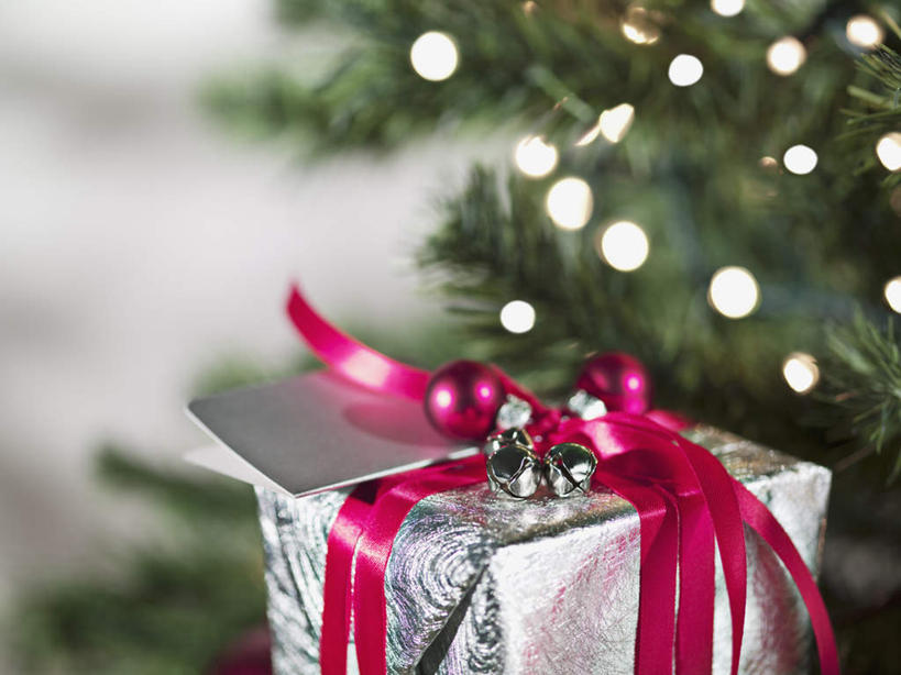 无人,横图,俯视,室内,特写,白天,植物,桌面,桌子,静物,礼盒,礼物,照明,圣诞节,阴影,节日,朦胧,模糊,庆祝,装饰,反射,光线,木制,包装,包装纸,彩灯,丝绸,丝带,影子,纸,纸盒,灯光,圣诞树,缎带,圣诞球,纸张,文化,绸带,灯,盒子,球,树,树木,绿色,自然,包装盒,木制品,礼品盒,灯具,庆典,球体,花灯,礼品,生长,成长,纪念,华丽,修饰,照亮,点缀,包装材料,牛皮纸,照明设备,衬托,美观,雅致,雅观,彩图,高角度拍摄