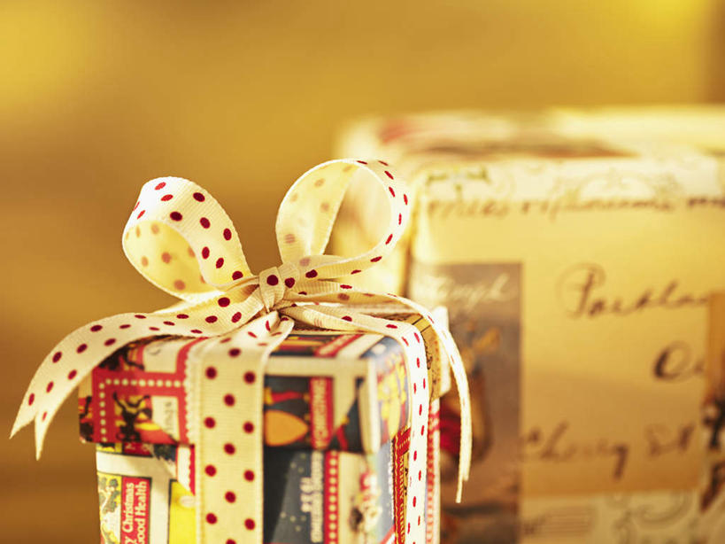 无人,横图,俯视,室内,特写,白天,桌面,桌子,静物,礼盒,礼物,圣诞节,阴影,节日,朦胧,模糊,庆祝,装饰,反射,木制,包装,包装纸,丝绸,丝带,影子,纸,纸盒,缎带,纸张,文化,绸带,盒子,包装盒,木制品,礼品盒,庆典,摄影,礼品,影棚,纪念,华丽,修饰,点缀,包装材料,牛皮纸,衬托,美观,雅致,雅观,彩图,高角度拍摄,影棚拍摄,拍摄