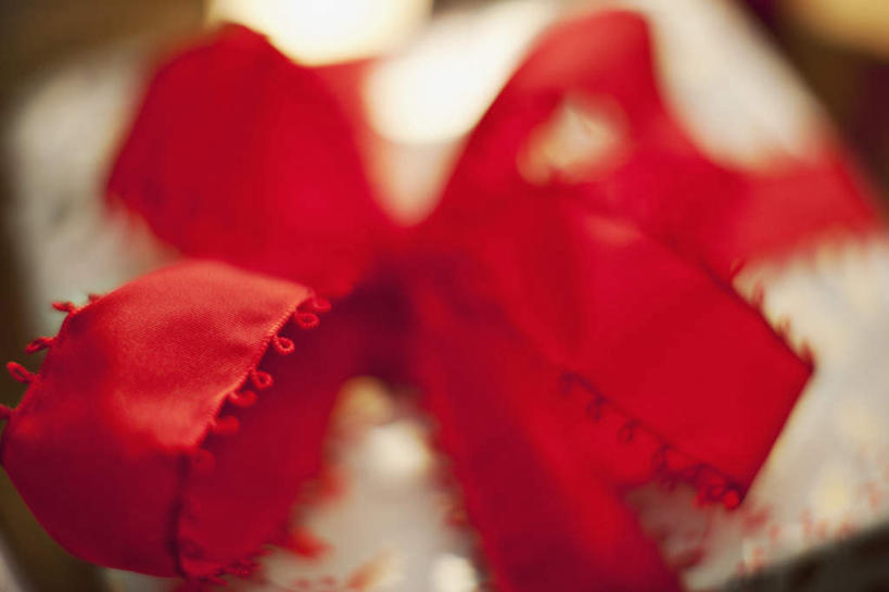 无人,横图,俯视,室内,特写,白天,桌面,桌子,静物,礼盒,礼物,圣诞节,阴影,节日,朦胧,模糊,庆祝,装饰,反射,木制,包装,包装纸,丝绸,丝带,影子,纸,纸盒,缎带,纸张,文化,绸带,盒子,红色,包装盒,木制品,礼品盒,庆典,礼品,纪念,华丽,修饰,点缀,包装材料,牛皮纸,衬托,美观,雅致,雅观,彩图,高角度拍摄