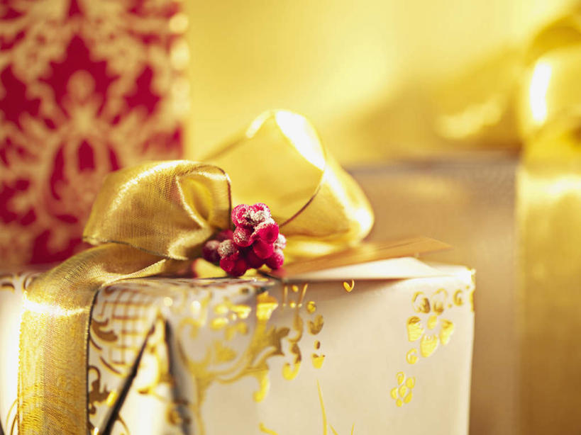 无人,横图,俯视,室内,特写,白天,桌面,桌子,静物,礼盒,礼物,圣诞节,阴影,黄色背景,节日,朦胧,模糊,庆祝,装饰,反射,木制,包装,包装纸,丝绸,丝带,影子,纸,纸盒,缎带,纸张,文化,绸带,盒子,包装盒,木制品,礼品盒,庆典,摄影,礼品,影棚,纪念,华丽,修饰,点缀,包装材料,牛皮纸,衬托,美观,雅致,雅观,彩图,高角度拍摄,影棚拍摄,拍摄