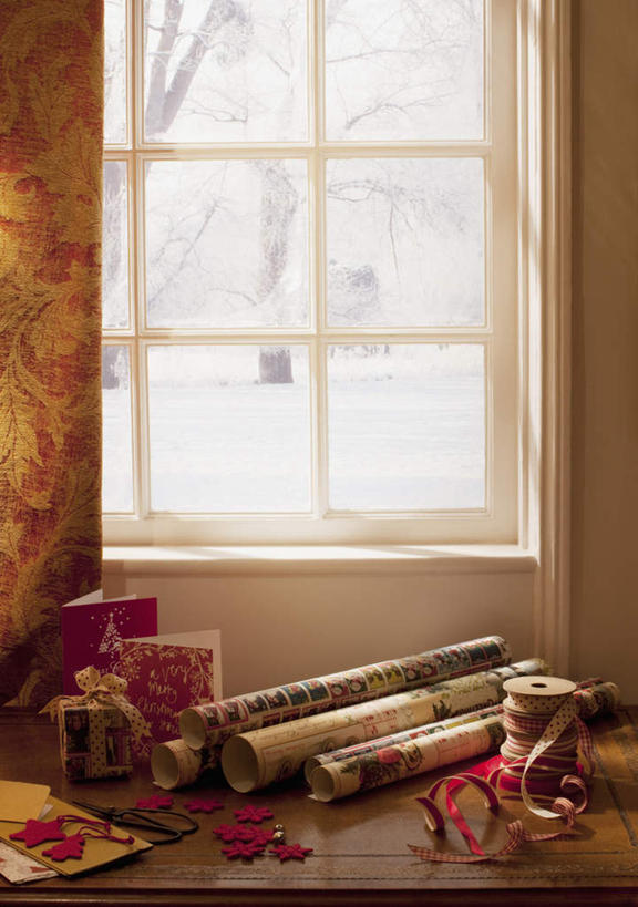 无人,竖图,室内,特写,白天,正面,窗户,桌面,桌子,静物,礼盒,礼物,圣诞节,阴影,节日,庆祝,装饰,反射,木制,包装,包装纸,丝绸,丝带,影子,纸,纸盒,缎带,贺卡,纸张,祝福,文化,玻璃窗,绸带,盒子,包装盒,卡片,木制品,礼品盒,庆典,礼品,纪念,华丽,修饰,点缀,包装材料,牛皮纸,礼仪,祝愿,衬托,美观,雅致,雅观,彩图