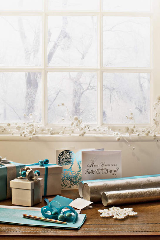 无人,竖图,室内,特写,白天,正面,窗户,桌面,桌子,静物,礼盒,礼物,圣诞节,阴影,节日,庆祝,装饰,反射,木制,包装,包装纸,丝绸,丝带,影子,纸,纸盒,缎带,贺卡,纸张,祝福,文化,玻璃窗,绸带,盒子,包装盒,卡片,木制品,礼品盒,庆典,礼品,纪念,华丽,修饰,点缀,包装材料,牛皮纸,礼仪,祝愿,衬托,美观,雅致,雅观,彩图