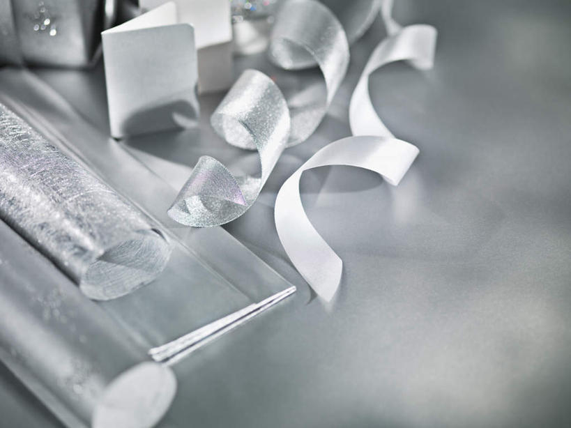 无人,横图,俯视,室内,特写,白天,桌面,桌子,静物,礼盒,礼物,圣诞节,阴影,灰色背景,节日,朦胧,模糊,庆祝,装饰,反射,木制,包装,包装纸,丝绸,丝带,影子,纸,纸盒,缎带,纸张,文化,绸带,盒子,包装盒,木制品,礼品盒,庆典,摄影,礼品,影棚,纪念,华丽,修饰,点缀,包装材料,牛皮纸,衬托,美观,雅致,雅观,彩图,高角度拍摄,影棚拍摄,拍摄