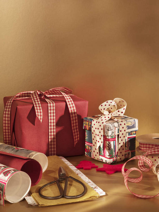 无人,竖图,俯视,室内,特写,白天,桌面,桌子,静物,礼盒,礼物,圣诞节,修剪,阴影,节日,庆祝,装饰,反射,木制,包装,包装纸,工具,剪刀,丝绸,丝带,影子,纸,纸盒,缎带,纸张,文化,绸带,盒子,包装盒,木制品,礼品盒,庆典,摄影,礼品,影棚,纪念,裁剪,华丽,修饰,点缀,剪子,包装材料,剪裁,切割,牛皮纸,衬托,美观,雅致,雅观,彩图,高角度拍摄,影棚拍摄,拍摄