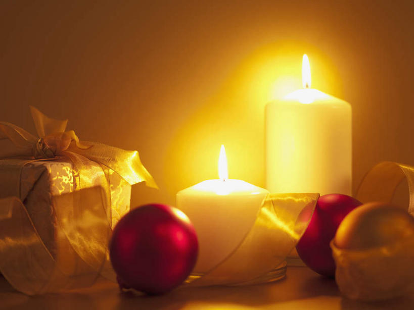 无人,横图,俯视,室内,特写,白天,桌面,桌子,静物,蜡烛,礼盒,礼物,圣诞节,阴影,节日,庆祝,装饰,反射,光线,木制,包装,包装纸,火焰,丝绸,丝带,影子,纸,纸盒,烛光,缎带,圣诞球,纸张,燃烧,文化,绸带,盒子,球,包装盒,木制品,礼品盒,点燃,庆典,球体,摄影,礼品,影棚,纪念,华丽,修饰,点缀,包装材料,牛皮纸,衬托,美观,雅致,雅观,彩图,高角度拍摄,影棚拍摄,拍摄