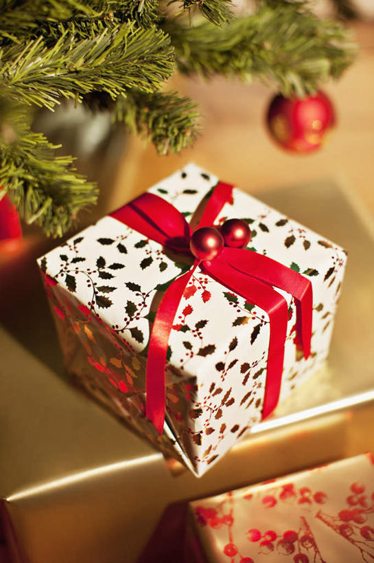 无人,竖图,俯视,室内,特写,白天,桌面,桌子,静物,礼盒,礼物,圣诞节,阴影,节日,庆祝,装饰,反射,木制,包装,包装纸,丝绸,丝带,影子,纸,纸盒,缎带,圣诞球,纸张,文化,绸带,盒子,球,包装盒,木制品,礼品盒,庆典,球体,摄影,礼品,影棚,纪念,华丽,修饰,点缀,包装材料,牛皮纸,衬托,美观,雅致,雅观,彩图,高角度拍摄,影棚拍摄,拍摄