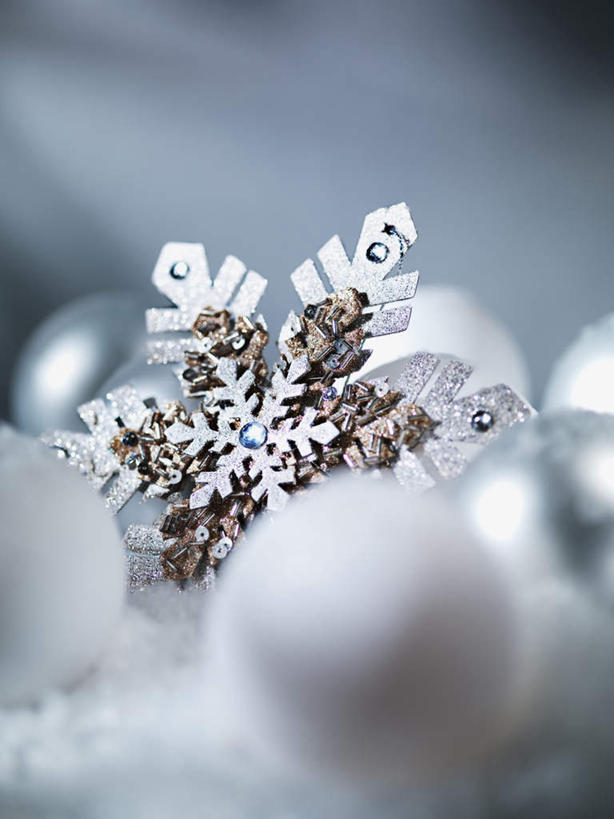 无人,竖图,俯视,室内,特写,白天,桌面,桌子,静物,圣诞节,阴影,灰色背景,节日,朦胧,模糊,庆祝,装饰,反射,木制,挂饰,影子,雪花,圣诞球,文化,球,白色,木制品,庆典,球体,摄影,影棚,纪念,华丽,修饰,点缀,衬托,美观,雅致,雅观,彩图,高角度拍摄,影棚拍摄,拍摄