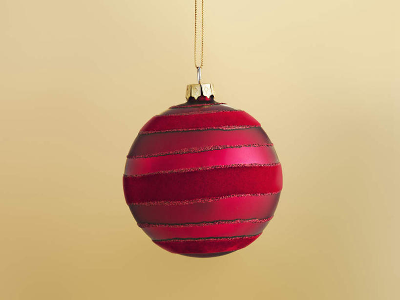 无人,横图,室内,特写,白天,正面,静物,圣诞节,吊挂,悬挂,黄色背景,节日,庆祝,装饰,挂饰,圣诞球,挂,文化,球,一个,红色,庆典,球体,摄影,影棚,单个,纪念,华丽,修饰,点缀,衬托,美观,雅致,雅观,彩图,影棚拍摄,拍摄