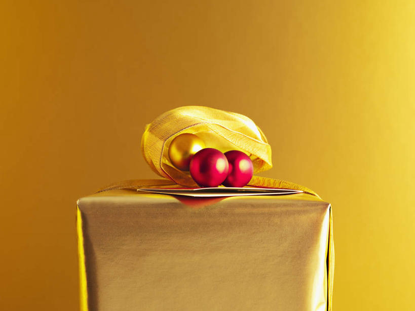 无人,横图,室内,特写,白天,正面,静物,礼盒,礼物,圣诞节,黄色背景,节日,庆祝,装饰,包装,包装纸,丝绸,丝带,纸,纸盒,缎带,圣诞球,纸张,文化,绸带,盒子,球,一个,红色,包装盒,礼品盒,庆典,球体,摄影,礼品,影棚,单个,纪念,华丽,修饰,点缀,包装材料,牛皮纸,衬托,美观,雅致,雅观,彩图,影棚拍摄,拍摄