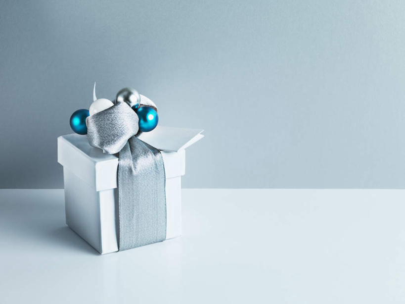 无人,横图,俯视,室内,特写,白天,桌面,桌子,静物,礼盒,礼物,圣诞节,阴影,灰色背景,节日,庆祝,装饰,反射,木制,包装,包装纸,丝绸,丝带,影子,纸,纸盒,缎带,圣诞球,纸张,文化,绸带,盒子,球,一个,蓝色,包装盒,木制品,礼品盒,庆典,球体,摄影,礼品,影棚,单个,纪念,华丽,修饰,点缀,包装材料,牛皮纸,衬托,美观,雅致,雅观,彩图,高角度拍摄,影棚拍摄,拍摄