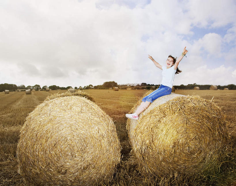 西方人,儿童,一个人,农田,坐,举,伸展双臂,笑,大笑,横图,室外,白天,侧面,兴奋,纯洁,农业,庄稼,农作物,欧洲,欧洲人,仅一个女性,仅一个人,阴影,服装,裤子,丰收,光线,影子,稻田,云,云朵,干草,云彩,注视,牛仔裤,休闲装,小孩,衣服,蓝色,白云,蓝天,天空,阳光,草垛,天,观察,看,托,张嘴,仅一个小孩,休闲,休闲服,可爱,童年,童趣,服饰,收获,晴朗,观看,察看,关注,张大嘴巴,童真,烂漫,无邪,哈哈大笑,干草垛,天真,女孩,女人,女性,白种人,孩子,晴空,张开嘴,敞开双臂,举起,举手,举着,伸开双臂,向上举,向上伸,向上托,展开双肩,张开手臂,张开双臂,坐着,彩图,全身,高兴,狂笑,耕地,庄稼田,女生