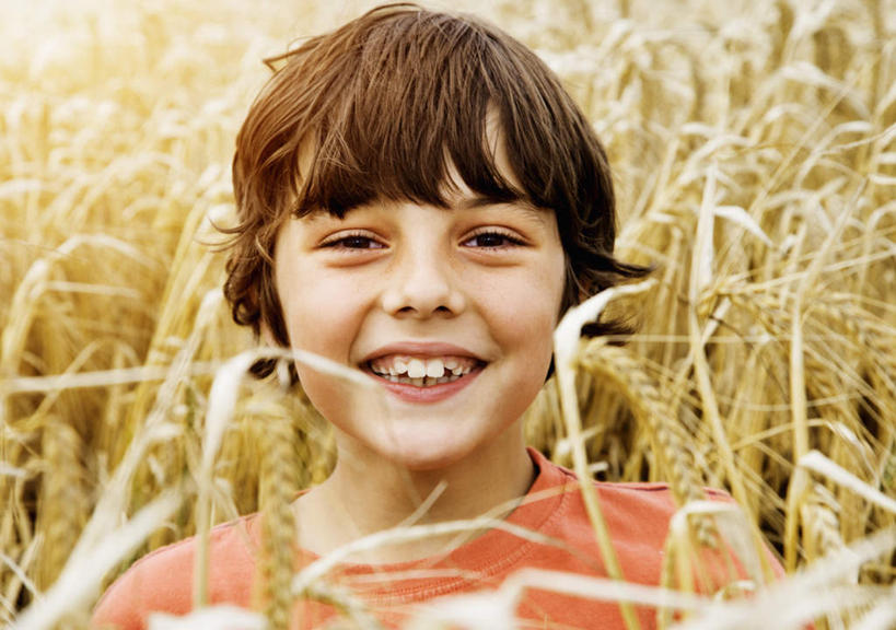 西方人,儿童,脸,头,脸颊,一个人,农田,笑,微笑,露齿笑,横图,室外,特写,白天,正面,纯洁,农业,庄稼,农作物,小麦,欧洲,欧洲人,仅一个男性,仅一个人,服装,丰收,朦胧,模糊,稻田,谷物,注视,休闲装,肩膀,小孩,衣服,黄色,观察,看,仅一个小孩,休闲,休闲服,可爱,童年,童趣,服饰,麦子,收获,观看,察看,关注,童真,烂漫,无邪,天真,男孩,男人,男性,白种人,孩子,头部,脸部,脸蛋,面部,半身,彩图,耕地,庄稼田,男生