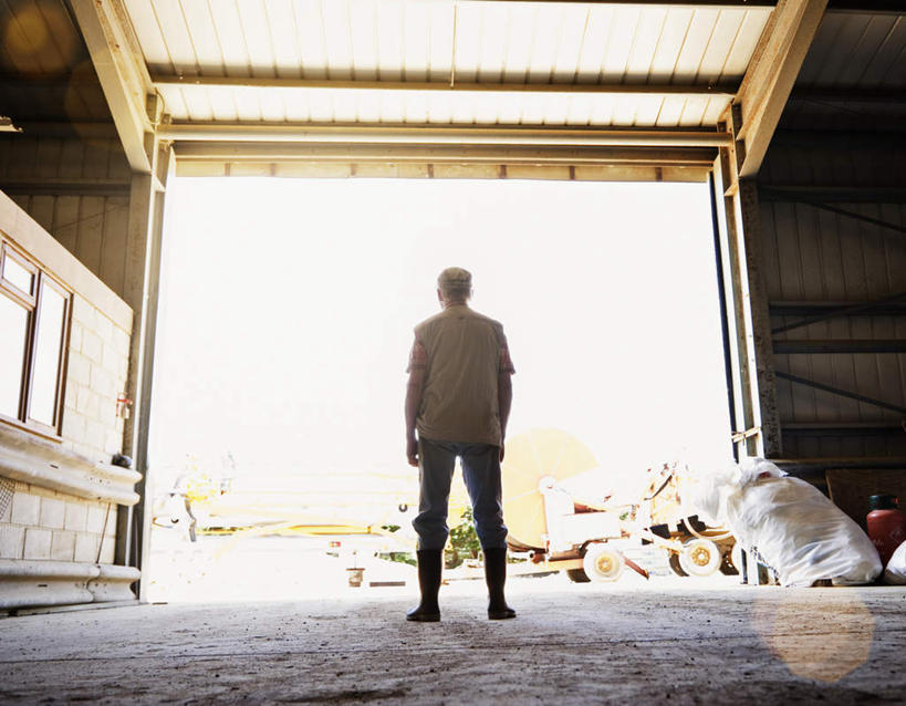 西方人,一个人,农民,站,横图,室外,白天,仰视,门,欧洲,欧洲人,仅一个男性,仅一个人,服装,背光,仓库,休闲装,衣服,门框,站着,仅一个老年男性,休闲,休闲服,服饰,逆光,老年男性,男人,男性,白种人,佃农,农场主,农夫,农工,乡下人,小农,庄稼人,站立,彩图,低角度拍摄,全身,堆栈