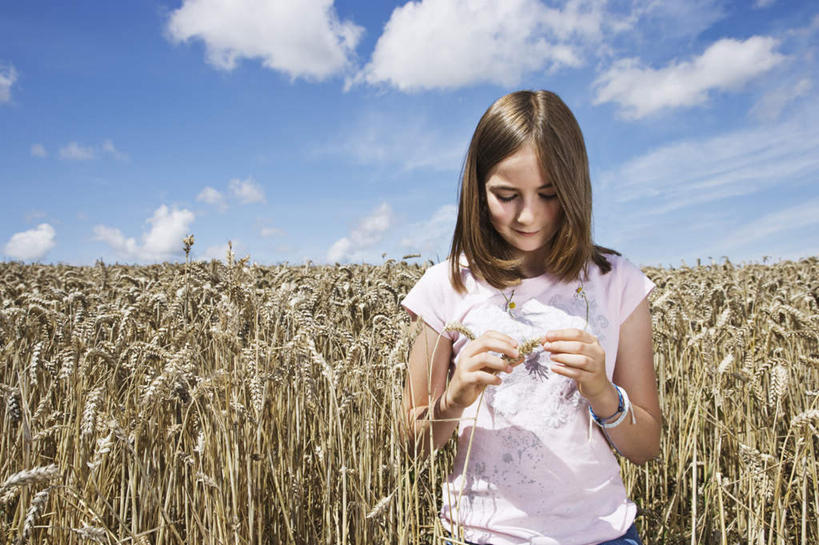 西方人,儿童,一个人,农田,站,横图,室外,白天,正面,纯洁,农业,庄稼,农作物,小麦,欧洲,欧洲人,仅一个女性,仅一个人,握,阴影,服装,丰收,光线,影子,稻田,地平线,云,云朵,辽阔,谷物,地面,拿,云彩,拿着,注视,休闲装,装饰品,小孩,衣服,蓝色,白云,蓝天,天空,阳光,饰品,手链,首饰,天,观察,看,站着,仅一个小孩,休闲,广阔,休闲服,可爱,童年,童趣,握着,服饰,手镯,麦子,收获,晴朗,观看,一望无际,察看,关注,延伸,镯子,童真,烂漫,无邪,天地相交,无边无际,一马平川,天真,女孩,女人,女性,白种人,孩子,晴空,站立,半身,彩图,耕地,庄稼田,女生