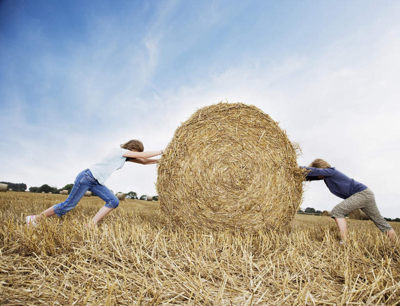 西方人,儿童,两个人,伙伴,朋友,农田,站,推,横图,室外,白天,仰视,友谊,纯洁,农业,庄稼,农作物,小麦,欧洲,欧洲人,阴影,服装,丰收,光线,影子,稻田,云,云朵,谷物,干草,云彩,注视,休闲装,小孩,衣服,蓝色,白云,蓝天,天空,阳光,草垛,天,观察,看,站着,休闲,休闲服,可爱,童年,童趣,服饰,麦子,收获,晴朗,观看,察看,关注,童真,烂漫,无邪,干草垛,天真,友情,女孩,女人,女性,白种人,晴空,站立,彩图,低角度拍摄,全身,耕地,庄稼田,女生