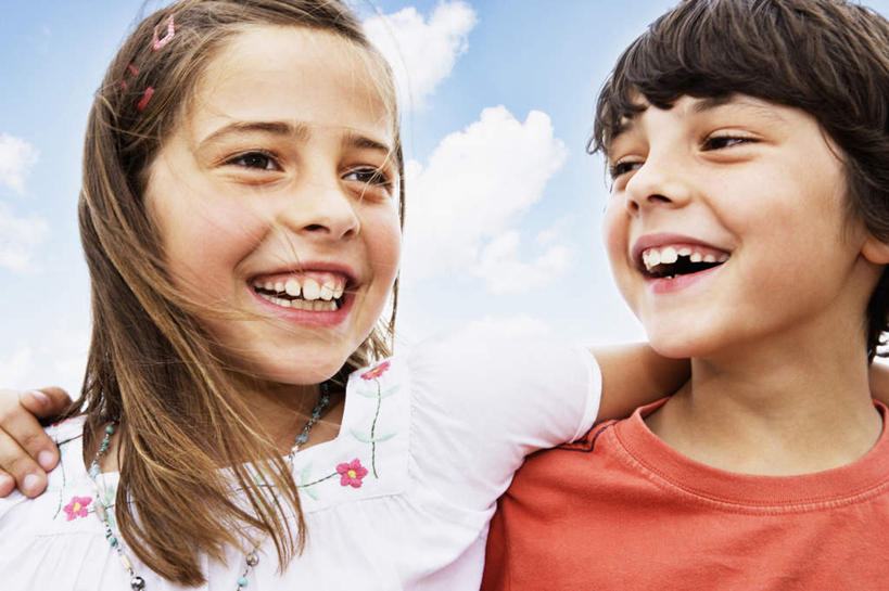 西方人,儿童,脸,头,脸颊,两个人,家庭,站,抱,笑,微笑,露齿笑,横图,室外,特写,白天,正面,纯洁,欧洲,欧洲人,服装,云,云朵,云彩,扭头,注视,休闲装,肩膀,小孩,衣服,蓝色,白云,蓝天,天空,天,观察,看,站着,转头,休闲,温暖,温馨,一家人,休闲服,可爱,童年,童趣,服饰,晴朗,抱着,观看,和睦,察看,搂着,关注,童真,烂漫,无邪,天真,男孩,男人,男性,女孩,女人,女性,白种人,头部,脸部,脸蛋,面部,晴空,搂,搂抱,站立,半身,彩图,融洽,男生,女生