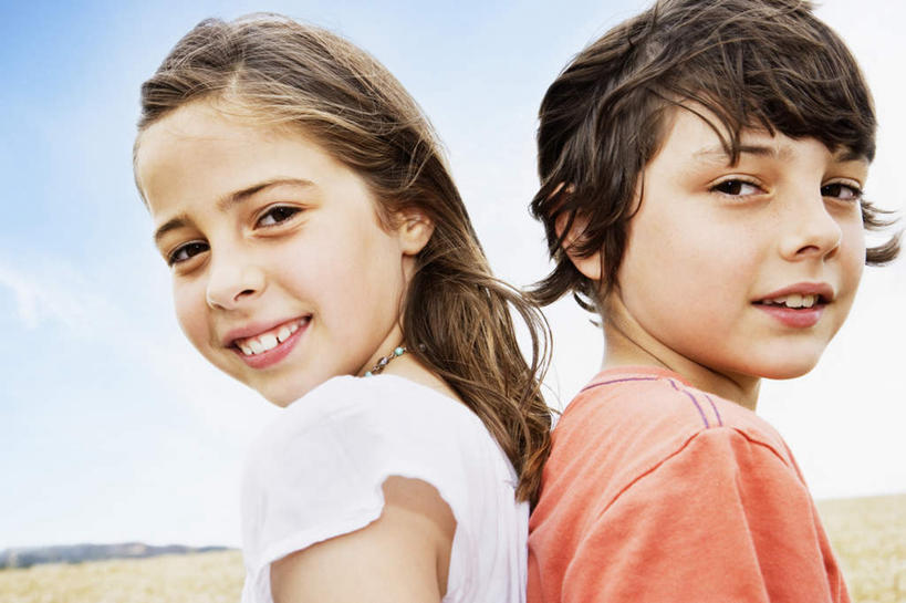 西方人,儿童,脸,头,脸颊,两个人,家庭,站,笑,微笑,露齿笑,横图,室外,特写,白天,侧面,纯洁,安全,欧洲,欧洲人,服装,云,云朵,云彩,扭头,依靠,注视,休闲装,肩膀,小孩,衣服,蓝色,白云,蓝天,天空,天,观察,看,倚靠,站着,转头,背靠背,休闲,温暖,温馨,一家人,休闲服,可爱,童年,童趣,背对背,服饰,晴朗,观看,和睦,察看,关注,童真,烂漫,无邪,天真,信任,男孩,男人,男性,女孩,女人,女性,白种人,头部,脸部,脸蛋,面部,晴空,站立,半身,彩图,融洽,男生,女生