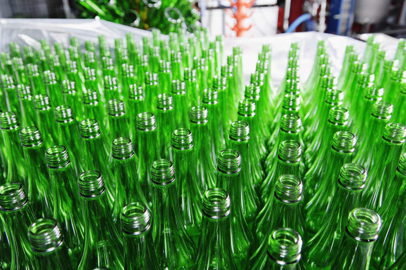 无人,工厂,横图,俯视,室内,特写,白天,静物,许多,玻璃制品,酒瓶,排列,绿色,玻璃瓶,瓶子,摆列,彩图,高角度拍摄,工地,制造厂,布列,分列