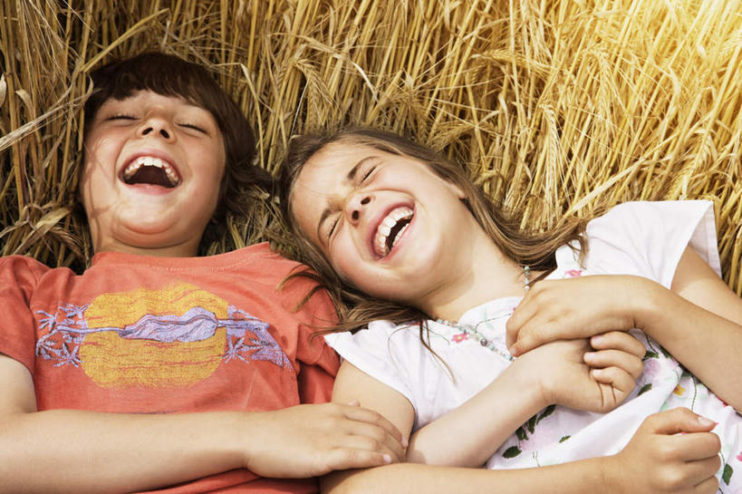 西方人,儿童,两个人,家庭,农田,躺,闭眼,笑,微笑,露齿笑,横图,俯视,室外,白天,纯洁,庄稼,农作物,小麦,欧洲,欧洲人,勾,挽,服装,谷物,注视,休闲装,小孩,衣服,观察,看,休闲,温暖,温馨,一家人,休闲服,可爱,童年,童趣,勾着,服饰,麦子,观看,和睦,察看,关注,挽着,童真,烂漫,无邪,卧着,天真,男孩,男人,男性,女孩,女人,女性,白种人,闭眼睛,闭着眼,闭着眼睛,躺着,卧,半身,彩图,高角度拍摄,耕地,庄稼田,融洽,男生,女生