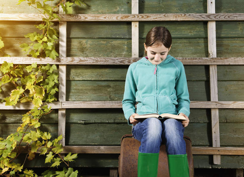 西方人,儿童,一个人,坐,笑,微笑,露齿笑,横图,室外,白天,正面,纯洁,书籍,鞋子,叶子,欧洲,欧洲人,仅一个女性,仅一个人,一本,服装,雨鞋,雨靴,支架,墙,绿叶,注视,休闲装,靴子,架子,脚手架,墙壁,墙面,施工,小孩,衣服,绿色,低头,观察,看,仅一个小孩,休闲,休闲服,嫩叶,可爱,童年,童趣,服饰,观看,支撑,固定,察看,关注,胶鞋,童真,烂漫,无邪,天真,女孩,女人,女性,白种人,孩子,叶,叶片,书,图书,坐着,半身,彩图,女生,稳固