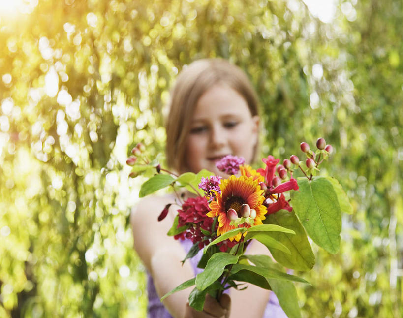 西方人,儿童,一个人,站,笑,微笑,露齿笑,横图,室外,白天,正面,纯洁,植物,欧洲,欧洲人,仅一个女性,仅一个人,握,服装,朦胧,模糊,盛开,拿,花蕾,拿着,注视,休闲装,花,花瓣,花朵,鲜花,树,树木,小孩,衣服,绿色,自然,花苞,花蕊,观察,看,站着,仅一个小孩,休闲,休闲服,可爱,童年,童趣,握着,服饰,生长,成长,观看,察看,关注,童真,烂漫,无邪,天真,女孩,女人,女性,白种人,孩子,站立,半身,彩图,女生