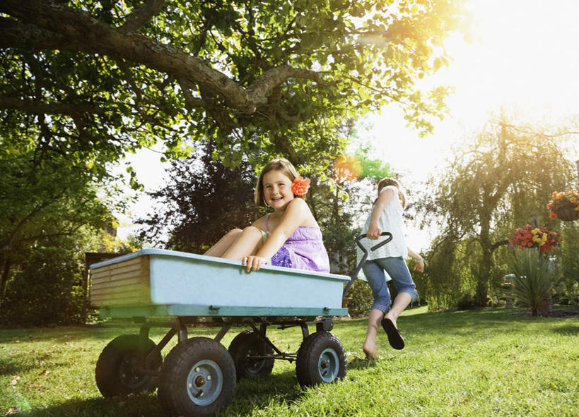 西方人,儿童,两个人,家庭,坐,走,笑,微笑,露齿笑,横图,室外,白天,仰视,纯洁,草地,草坪,植物,欧洲,欧洲人,阴影,服装,盛开,光线,影子,花蕾,注视,休闲装,车,草,花,花瓣,花朵,鲜花,树,树木,小孩,衣服,绿色,阳光,自然,手推车,交通工具,花苞,花蕊,观察,看,休闲,温暖,温馨,一家人,休闲服,可爱,童年,童趣,服饰,独轮车,生长,成长,观看,和睦,察看,关注,载具,童真,烂漫,无邪,天真,女孩,女人,女性,白种人,步行,散步,走路,坐着,彩图,低角度拍摄,全身,融洽,女生