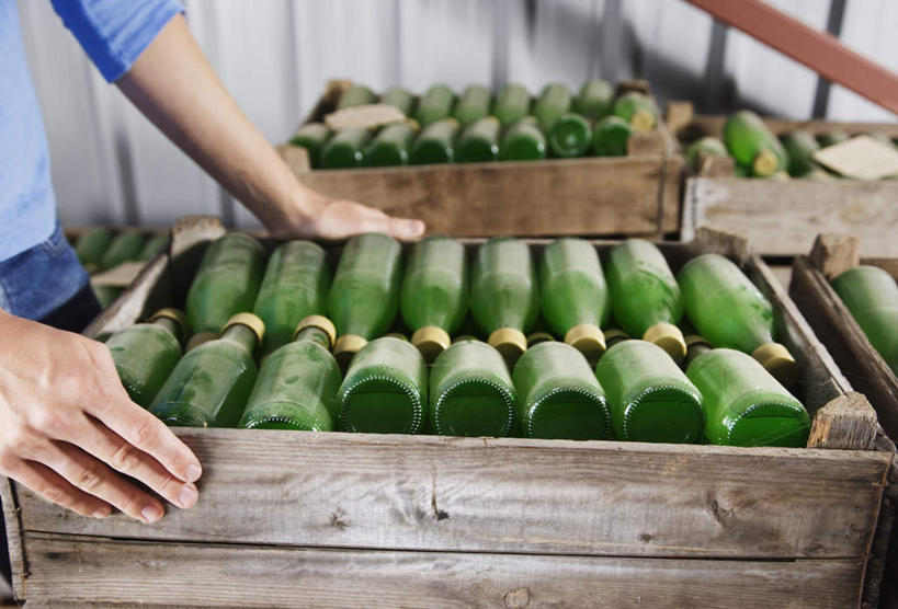 西方人,一个人,工厂,站,横图,室内,白天,侧面,欧洲,欧洲人,仅一个年轻女性,仅一个女性,仅一个人,许多,握,服装,木制,木盒,尘埃,休闲装,玻璃制品,酒瓶,排列,衣服,玻璃瓶,木制品,瓶子,容器,站着,休闲,休闲服,握着,服饰,储藏,灰尘,尘土,储存,摆列,年轻女性,女人,女性,白种人,站立,半身,彩图,工地,制造厂,布列,分列,贮存