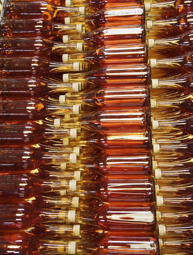 无人,工厂,竖图,俯视,室内,特写,白天,静物,许多,阴影,反射,影子,玻璃制品,酒瓶,排列,红色,玻璃瓶,瓶子,摆列,彩图,高角度拍摄,工地,制造厂,布列,分列