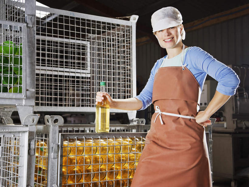 西方人,一个人,机修工,工厂,站,笑,微笑,露齿笑,横图,室内,白天,正面,帽子,欧洲,欧洲人,仅一个年轻女性,仅一个女性,仅一个人,一堆,许多,握,堆叠,堆积,服装,围裙,拿,拿着,注视,休闲装,运动帽,手叉腰,货架,架子,玻璃制品,酒瓶,工人,衣服,玻璃瓶,瓶子,叉腰,观察,看,站着,休闲,休闲服,鸭舌帽,握着,服饰,观看,堆,察看,关注,陈列架,超市货架,年轻女性,女人,女性,白种人,机械师,机修工人,站立,半身,彩图,工地,制造厂