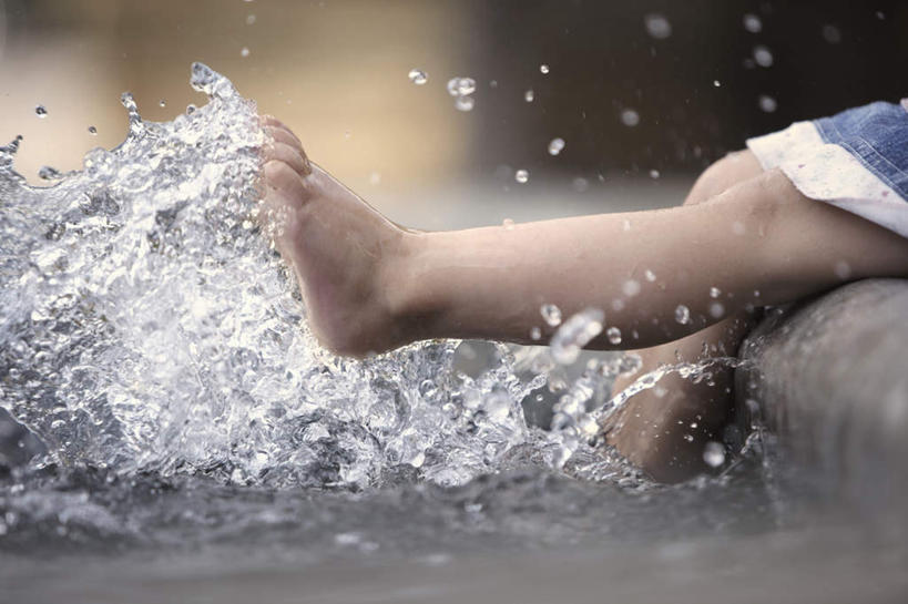 西方人,儿童,腿部,脚,脚趾,脚趾甲,腿,一个人,坐,举,横图,室外,特写,白天,侧面,裙子,纯洁,湖,湖泊,水,欧洲,欧洲人,仅一个女性,仅一个人,踢,飞溅,连衣裙,朦胧,模糊,溅,液体,湖面,水滴,水流,水面,光脚,水珠,小孩,湖水,托,仅一个小孩,赤脚,可爱,童年,童趣,喷洒,童真,烂漫,无邪,天真,女孩,女人,女性,白种人,孩子,脚指甲,举起,举手,举着,向上举,向上伸,向上托,坐着,半身,彩图,女生